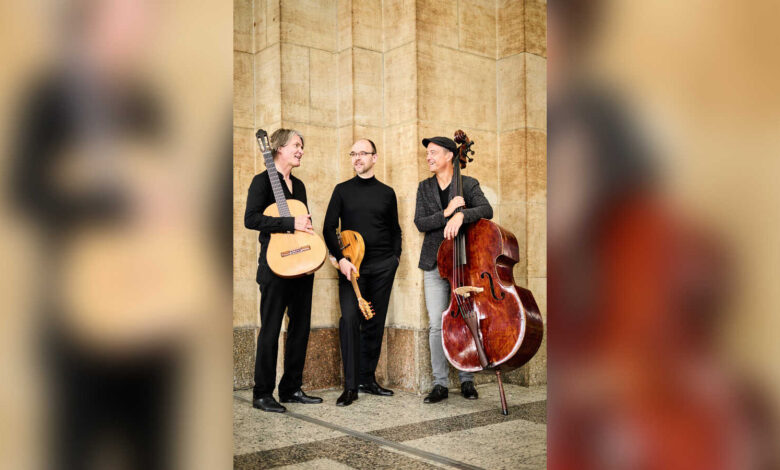 Die Musiker Jens-Uwe Popp, Jochen Roß und Florian Dohrmann mit Gitarre, Mandoline und Kontrabass