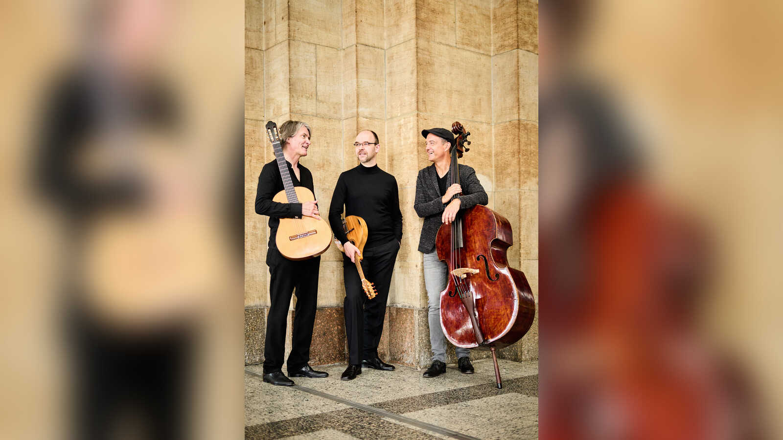 Die Musiker Jens-Uwe Popp, Jochen Roß und Florian Dohrmann mit Gitarre, Mandoline und Kontrabass
