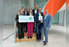 Sechs Vertreterinnen und Vertreter von Landkreisen, Land und Energy Hub Emsland bei der Übergabe des Förderbescheids im NINO-Hochbau in Nordhorn