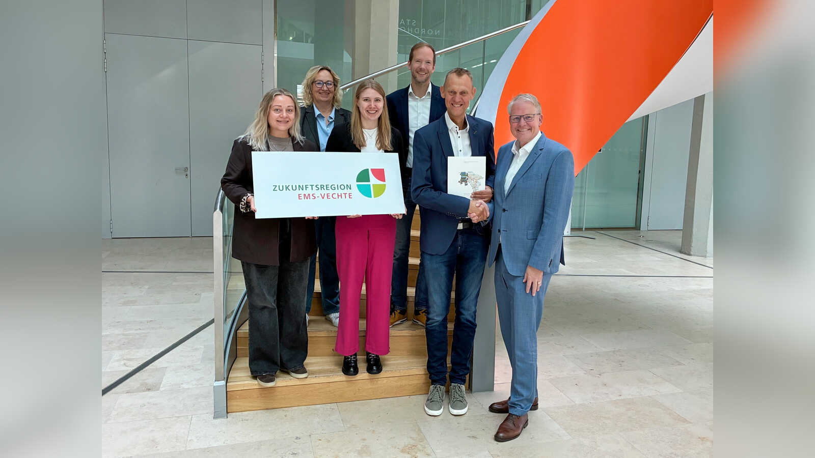 Sechs Vertreterinnen und Vertreter von Landkreisen, Land und Energy Hub Emsland bei der Übergabe des Förderbescheids im NINO-Hochbau in Nordhorn