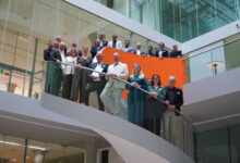 Gruppenfoto der Teilnehmer der Unterzeichnung im NINO-Hochbau in Nordhorn