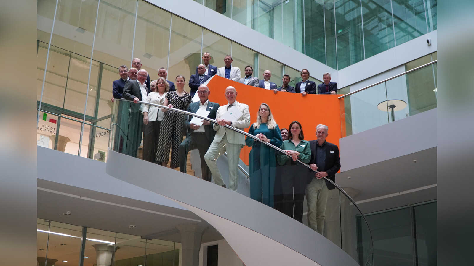 Gruppenfoto der Teilnehmer der Unterzeichnung im NINO-Hochbau in Nordhorn