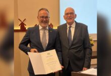 Ratsvorsitzender Hermann Sievers überreicht Meppens Bürgermeister Helmut Knurbein bei dessen Verabschiedung eine Urkunde