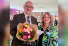 Erste Kreisrätin Sandra Cichon überreicht Landrat Uwe Fietzek die Entlassungsurkunde