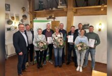 Gruppenfoto mit Bürgermeister Heinrich Thomes, Samtgemeindebürgermeister Jörg Schmedes, Gerwin Kuhlmann und den sieben verabschiedeten Ratsmitgliedern des Gemeinderates Esterwegen