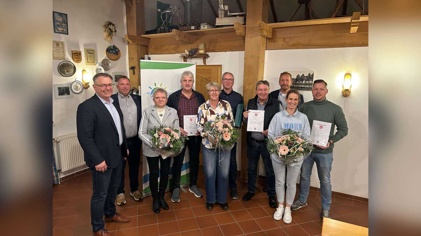 Gruppenfoto mit Bürgermeister Heinrich Thomes, Samtgemeindebürgermeister Jörg Schmedes, Gerwin Kuhlmann und den sieben verabschiedeten Ratsmitgliedern des Gemeinderates Esterwegen