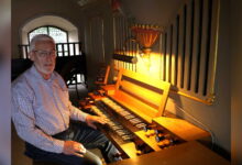 Organist Viktor Keil an der historischen Orgel der Kirche St. Peter und Paul in Halverde