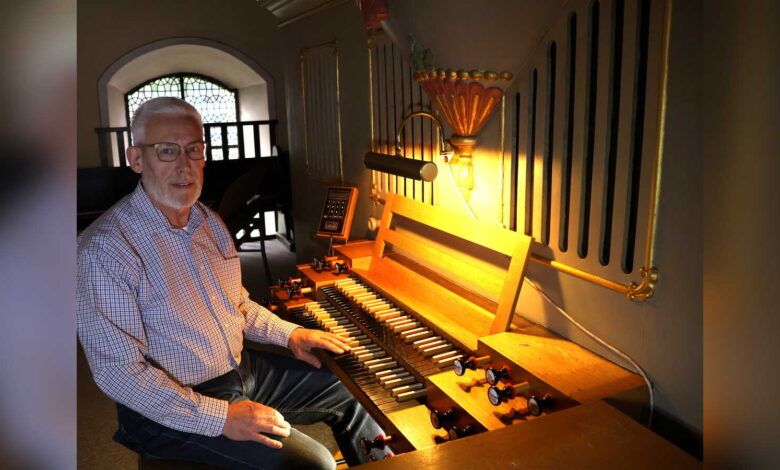 Organist Viktor Keil an der historischen Orgel der Kirche St. Peter und Paul in Halverde