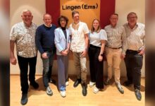 Sieben Mitglieder des neuen Vorstands der CDU-Ratsfraktion stehen vor einer Wand mit dem Schriftzug Lingen (Ems)