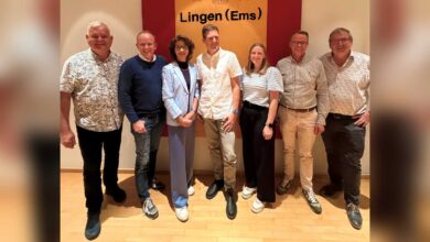 Sieben Mitglieder des neuen Vorstands der CDU-Ratsfraktion stehen vor einer Wand mit dem Schriftzug Lingen (Ems)