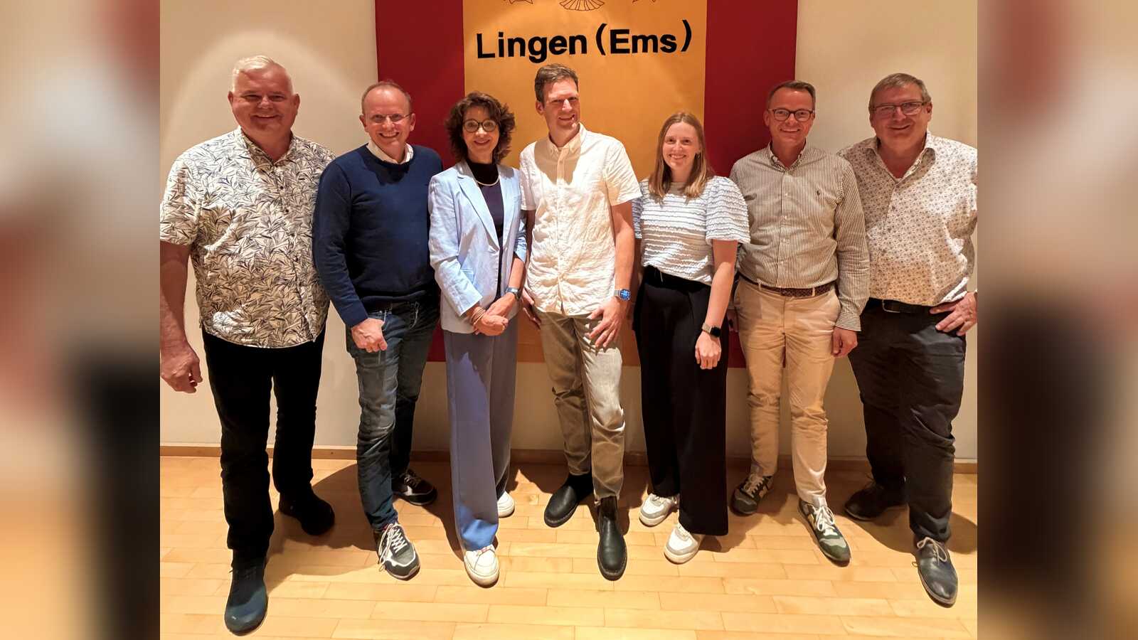 Sieben Mitglieder des neuen Vorstands der CDU-Ratsfraktion stehen vor einer Wand mit dem Schriftzug Lingen (Ems)