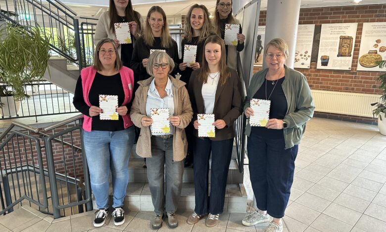 Acht Frauen stehen auf einer Treppe im Rathausfoyer und halten Wunschzettel in den Händen